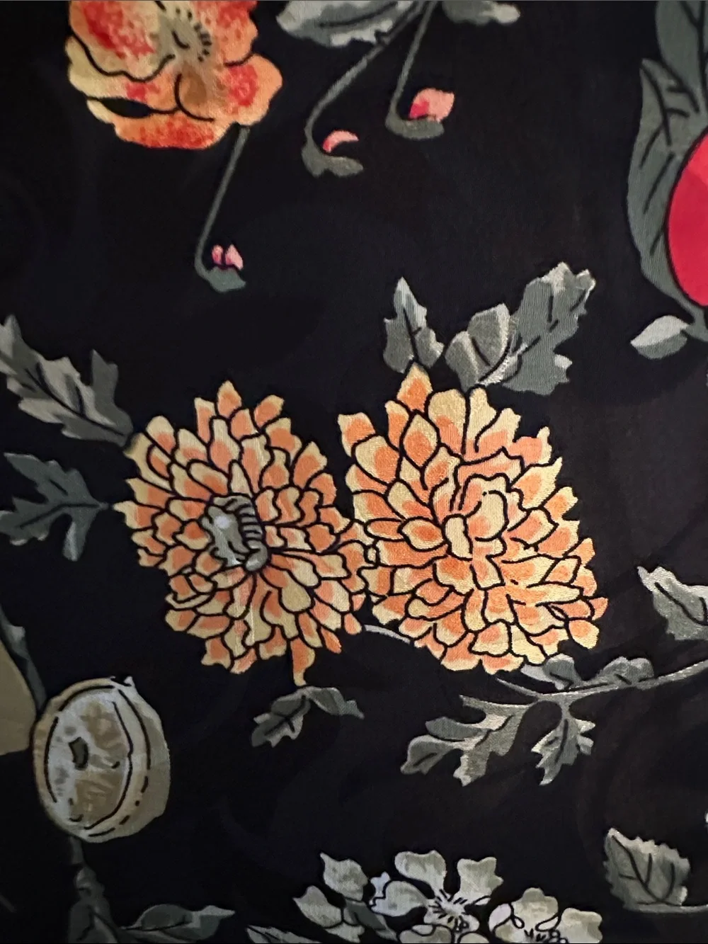 ITALIAN SILK SCARF WUTH HABD ROLLED EDGES